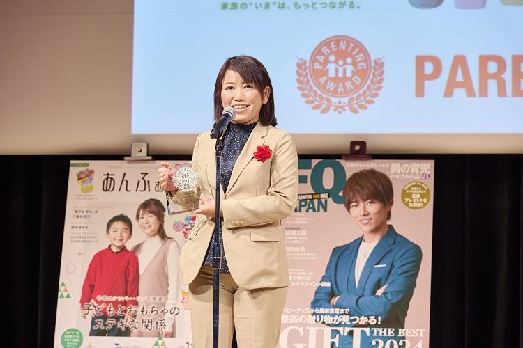 受賞スピーチを行う山本容子さん